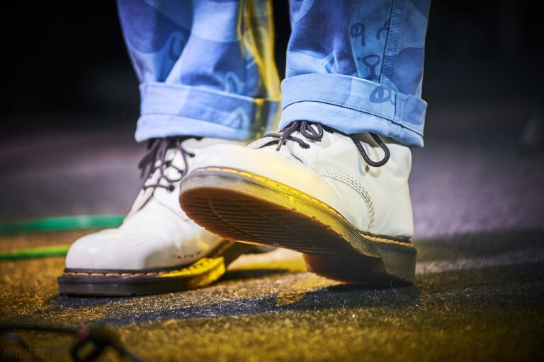For nearly 200 years, Clarks has been synonymous with footwear that combines innovation, timeless craftsmanship, and unparalleled comfort. From humble beginnings in a small workshop in Somerset, England, to becoming a globally recognized brand, Clarks has continuously shaped the world of shoes—setting standards, defining trends, and walking confidently into the future.