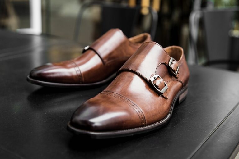 In the world of modern footwear, where innovation meets style, few brands have managed to strike the perfect balance quite like PlaeOnTheGo. Known for its cutting-edge designs and exceptional comfort, PlaeOnTheGo has rapidly become a trailblazer in the men’s shoe industry. Whether you're navigating a busy day at work, embarking on a weekend adventure, or simply enjoying a leisurely walk, PlaeOnTheGo offers a footwear solution that prioritizes both function and fashion.