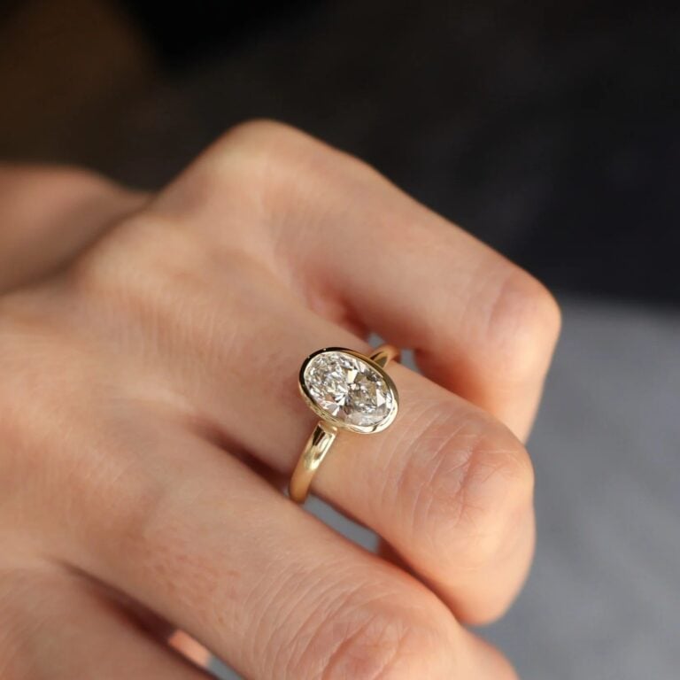 L’élégance discrète de la Mini Oval Cut Ring de Balmante Jewelry