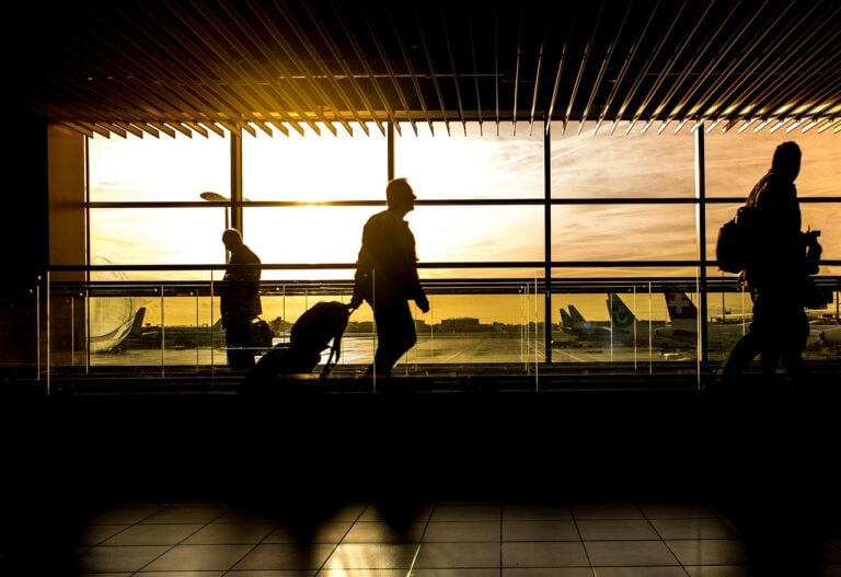 Reiseplanung beginnt nicht immer Monate im Voraus. Manchmal fängt sie mit einem freien Wochenende, unerwarteten Schulferien oder einfach dem Wunsch an, dem Alltag zu entfliehen, ohne sich über jedes Detail den Kopf zu zerbrechen. Roompot hat sich still und leise einen Namen gemacht, indem es eine flexible und gut organisierte Möglichkeit bietet, Ferienparks zu buchen, die Komfort statt Komplexität bieten. Für Reisende in Deutschland und den angrenzenden Regionen positioniert sich die Marke als entspannte Alternative zu starren Reisemodellen und setzt dabei auf Raum, Natur und Bequemlichkeit statt auf durchgetaktete Programme. Durch die Kombination von digitalem Komfort mit sorgfältig gestalteten Ferienparks spricht Roompot Familien, Paare und Gruppen an, die sich Freiheit wünschen, ohne auf Qualität zu verzichten. Der Service ist bewusst so gestaltet, dass Reisende die Kontrolle behalten und gleichzeitig die typischen Probleme der Last-Minute-Planung vermeiden.