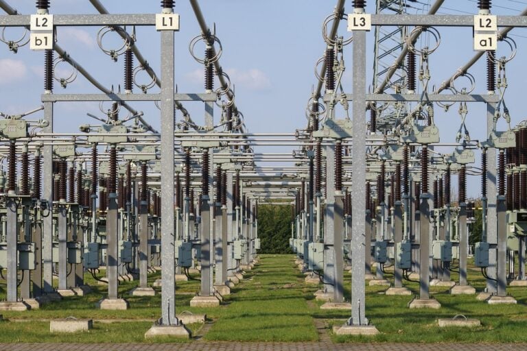Energie ist selten etwas, worüber man nachdenkt, bis sie ausfällt. Für viele Haushalte und Unternehmen in der Region Frankfurt am Rhein-Main gehört Mainova zum Alltag und versorgt sie zuverlässig mit Strom, Gas, Wärme und Wasser. Interessant an der Marke ist nicht nur ihre Größe, sondern auch, wie sie einen umfassenderen Wandel im städtischen Denken über Energie, Infrastruktur und Verantwortung widerspiegelt. Dieser Bericht betrachtet Mainova nicht nur als Energieversorger, sondern als treibende Kraft für nachhaltiges Wachstum in der Region durch praktisches Handeln.
