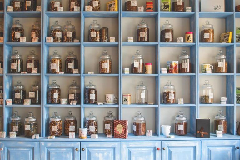 In Italia, le farmacie sono da tempo considerate il primo punto di riferimento per la salute quotidiana, dove le persone si rivolgono non solo per acquistare prodotti, ma anche per chiedere informazioni, ricevere consigli e sentirsi rassicurate. Farmacia Cavalieri porta la stessa filosofia "farmacia al primo posto" in un formato digitale attraverso il suo negozio online, rendendo più facile acquistare prodotti essenziali, scoprire promozioni e accedere alla consulenza del farmacista da qualsiasi parte d'Italia.
