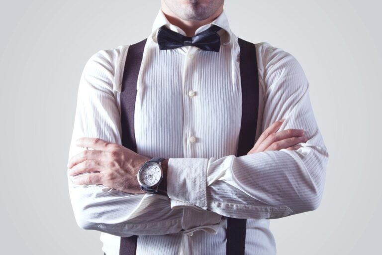 Lo stile italiano ha sempre trovato la sua forza nella quotidianità. Non nell'apparenza, ma nella ripetizione. Una camicia ben fatta, indossata spesso, migliorata con l'uso e di cui ci si fida senza riserve. Camicissima si inserisce saldamente in questa tradizione, costruendo la sua identità attorno a capi pensati per vivere al fianco di chi li indossa, piuttosto che per essere indossati solo per un attimo. Per molti, la prima interazione con Camicissima avviene digitalmente, sfogliando camicie impeccabili, silhouette sobrie e tessuti familiari che rassicurano anziché intimidire. Il marchio non cerca di ridefinire l'abbigliamento maschile. Al contrario, lo affina, concentrandosi su precisione, coerenza e accessibilità, radicati nella cultura sartoriale italiana.
