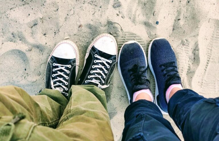 Converse entwickelt seine zeitlose Sneaker-Tradition mit neuen Modellen, saisonalen Kollektionen und Personalisierungsoptionen stetig weiter und bleibt so fest in der Kunst des Selbstausdrucks und der Popkultur verankert. Von Designs zum Valentinstag über Performance-Schuhe fürs Skaten bis hin zu Kooperationen mit der Popkultur – Converse vereint traditionellen Stil mit moderner Kreativität.