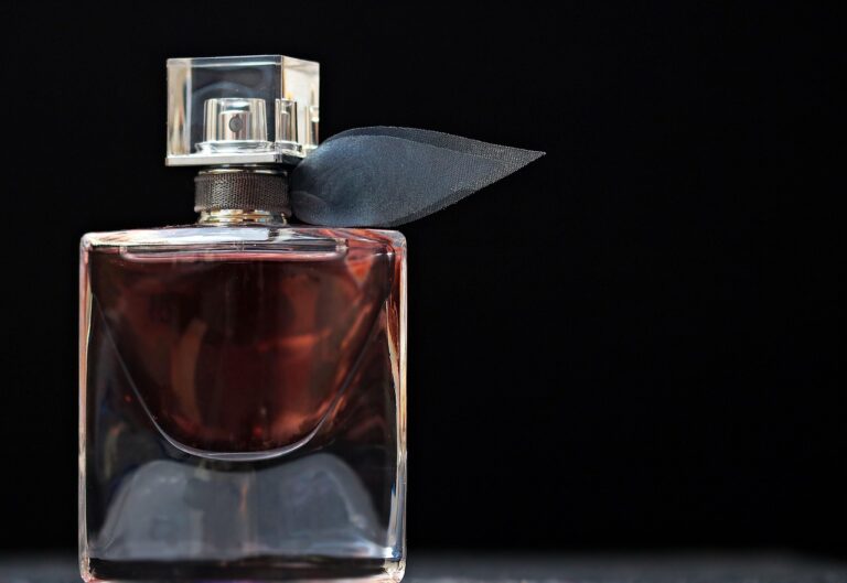 Für Duftliebhaber in Deutschland ist die Entdeckung eines wirklich einzigartigen Duftes ein echtes Abenteuer. 50 ml versteht sich als mehr als nur ein Onlineshop es ist ein exklusiver Ort für Nischenparfums, luxuriöse Hautpflege und handgefertigte Kerzen. Durch die Kombination von Komfort und fachkundiger Auswahl macht die Plattform hochwertige, schwer erhältliche Produkte für anspruchsvolle Kunden zugänglich, die Wert auf Qualität, Geschichte und Individualität legen.