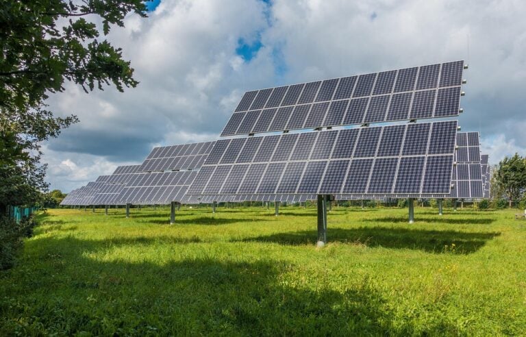 L'énergie solaire a longtemps souffert d'une réputation de complexité. Autorisations, installateurs, longs délais et rentabilité incertaine ont souvent rendu l'autoconsommation inaccessible aux ménages. MATERFRANCE propose une approche différente, considérant le solaire non pas comme un projet d'infrastructure, mais comme une amélioration pratique pour le logement, facile à comprendre, à commander et à installer en toute confiance.