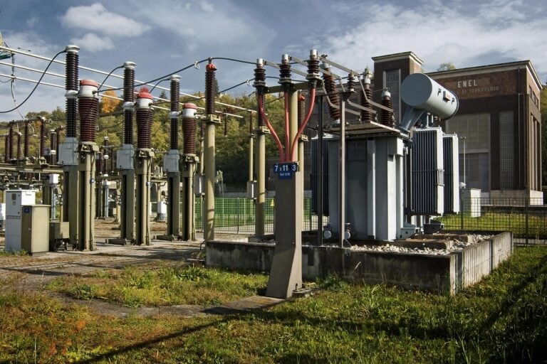 Städte machen selten deutlich, wie sie funktionieren. Energie fließt unauffällig durch Kabel unter Gehwegen, Wärme wird unsichtbar durch Rohre unter Wohnhäusern transportiert. Für die Bewohner der Frankfurter Rhein-Main-Region ist Mainova seit Langem Teil dieses unsichtbaren Systems. Was das Unternehmen jedoch besonders interessant macht, ist sein neues Selbstverständnis. Anstatt nur als Lieferant aufzutreten, positioniert sich Mainova als regionaler Energieversorger, der Städte dabei unterstützt, effizienter und verantwortungsvoller zu wirtschaften. Dieser Bericht untersucht, wie die Dienstleistungen von Mainova den Alltag erleichtern und gleichzeitig zu einer intelligenteren Stadtentwicklung und langfristiger Nachhaltigkeit beitragen.