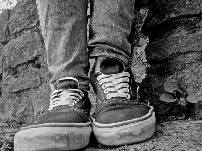 Converse ist eine weltweit bekannte Schuh- und Lifestyle-Marke, die schlichte Sneaker zu Kultobjekten gemacht hat. Von zeitlosen Chuck Taylor All Stars über moderne Skate-Modelle bis hin zu individuellen Designs entwickelt sich Converse stetig weiter und bleibt dabei seinen Wurzeln in Selbstausdruck, Kreativität und Jugendkultur treu.