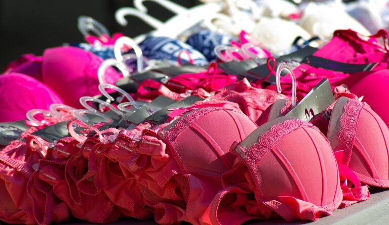 La lingerie a toujours revêtu une signification qui dépasse le simple choix du tissu et de la coupe. Elle reflète la façon dont on se perçoit, façonnant discrètement la confiance en soi par le design plutôt que par les déclarations. Edisaxe aborde cet univers intime avec une sensibilité typiquement française, alliant sensualité et assurance, élégance et intention. Plutôt que de s'appuyer uniquement sur la tradition, la marque réinvente la lingerie comme une forme moderne d'expression personnelle, ancrée dans le savoir-faire artisanal et conçue avant tout pour celle qui la porte.