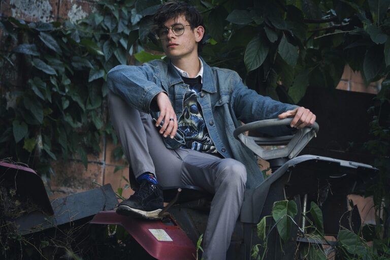 Billionaire Boys Club ne s'est jamais positionné comme une simple marque de streetwear. Depuis ses débuts jusqu'à sa présence mondiale actuelle, la marque a fonctionné davantage comme un signal culturel que comme une tendance de mode, fusionnant musique, design et attitude pour créer des vêtements qui expriment une identité sans avoir besoin de s'expliquer.