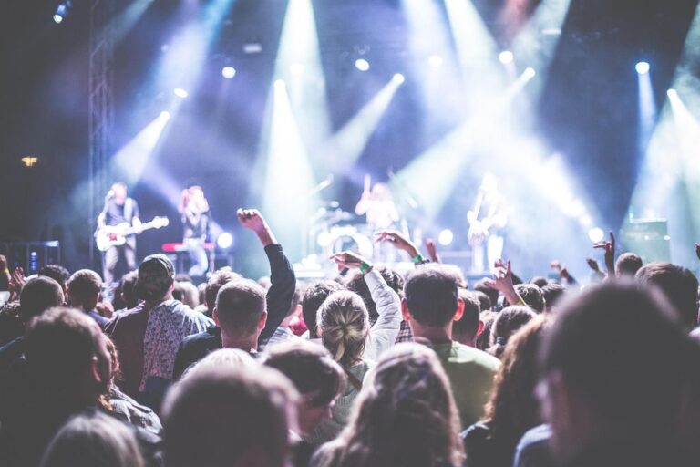 Dans le monde du spectacle vivant, les projecteurs sont braqués sur les artistes, les athlètes et les performeurs, mais derrière chaque représentation à guichets fermés se cache une infrastructure essentielle qui rend tout cela possible. Les plateformes de billetterie sont les moteurs invisibles de l'industrie de l'événementiel, traitant des millions de transactions, gérant l'accès et offrant aux fans des expériences inoubliables. Parmi les acteurs les plus reconnus du secteur figure See Tickets, une entreprise de billetterie internationale devenue un partenaire incontournable pour les promoteurs, les salles de spectacle et les organisateurs d'événements du monde entier. Des productions théâtrales intimistes aux plus grands festivals internationaux, See Tickets joue un rôle central dans la manière dont le public découvre, achète et vit des événements en direct.