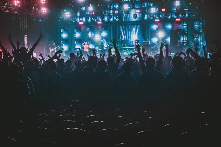 Dans le monde dynamique du spectacle vivant, la billetterie est bien plus qu'une simple transaction. Elle constitue l'infrastructure qui relie les fans aux expériences, les artistes à leur public et les promoteurs à leurs revenus. Parmi les entreprises qui façonnent cet écosystème figure See Tickets, une plateforme de billetterie internationale devenue l'un des acteurs les plus influents de la distribution d'événements en direct. Présente dans de nombreux pays et proposant ses services pour les concerts, les festivals, le théâtre, le sport et les expériences immersives, See Tickets représente une nouvelle génération de services de billetterie, alliant technologie, données et expérience client pour soutenir l'économie moderne des événements en direct.
