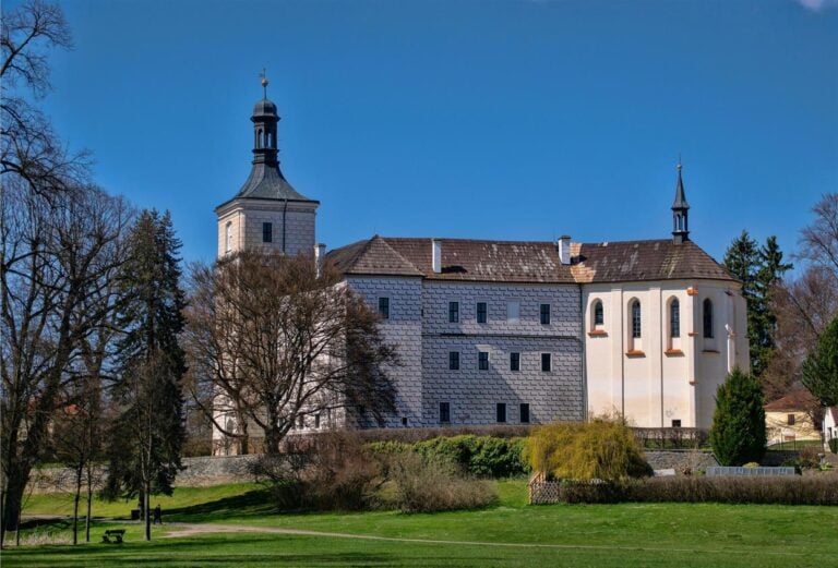 Landal GreenParks zählt zu Europas führenden Betreibern von Ferienparks und bietet erholsame Urlaubserlebnisse inmitten wunderschöner Natur. Bekannt für komfortable Unterkünfte, familienfreundliche Atmosphäre und ein starkes Engagement für Nachhaltigkeit, ist das Unternehmen eine beliebte Wahl für Reisende, die eine ruhige Auszeit in der Natur suchen. Mit zahlreichen Parks in verschiedenen europäischen Ländern verbindet Landal GreenParks moderne Ferieneinrichtungen mit der Ruhe von Wäldern, Seen, Bergen und Küsten.