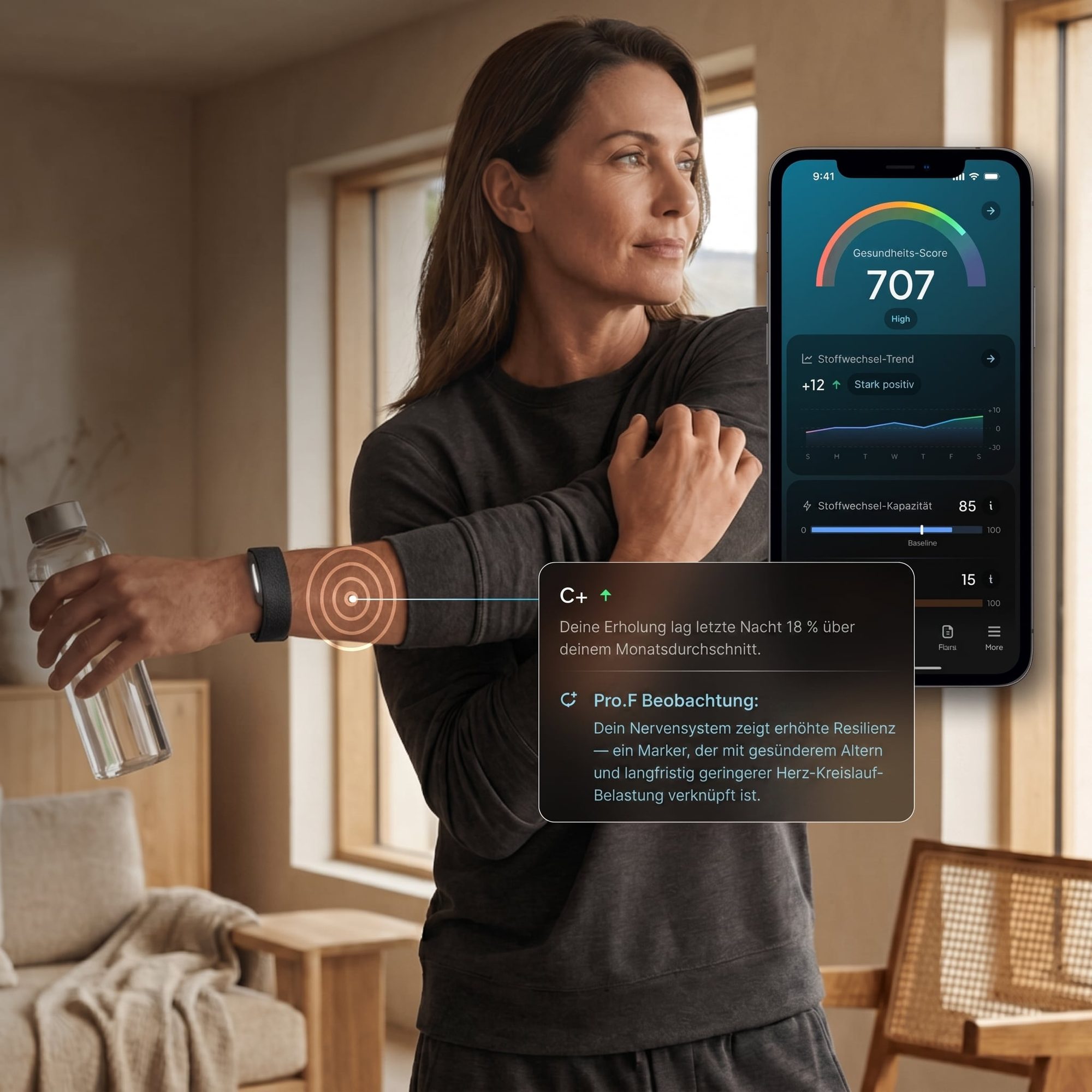Frau mit Smartwatch am Handgelenk erhält personalisierte Health-Benachrichtigung auf verbundenem Smartphone