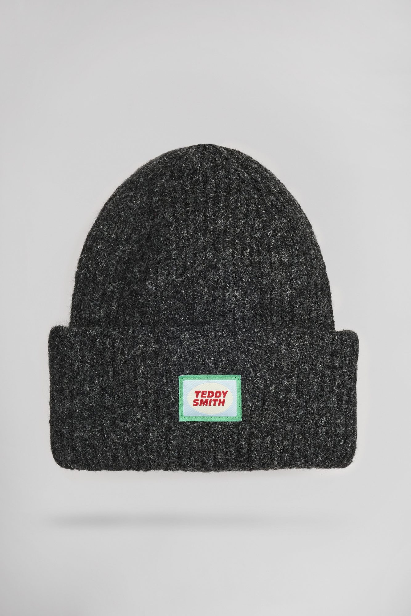 Bonnet noir côtelé avec patch logo rectangulaire à broder sur le devant