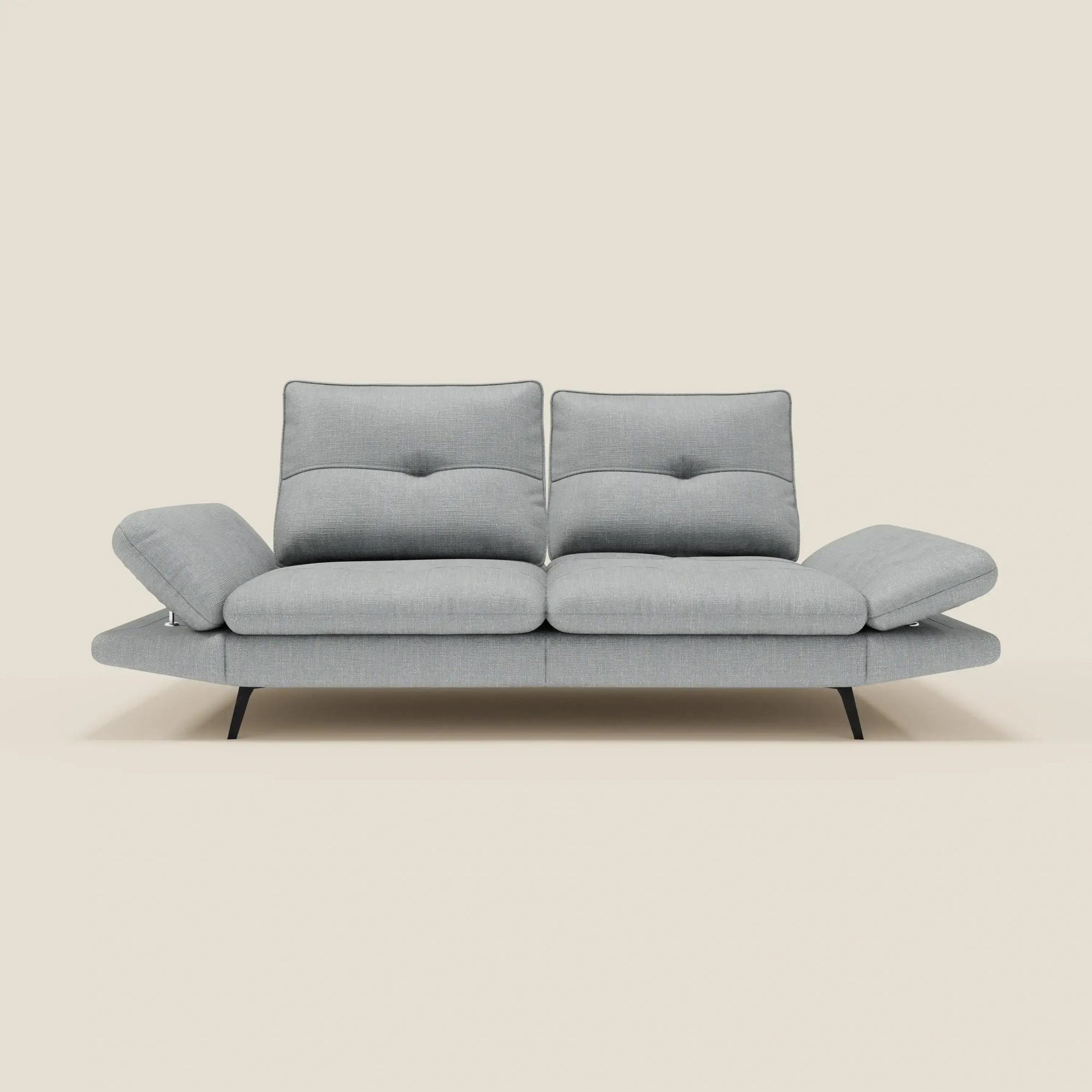 Graues Sofa mit zwei Sitzplätzen, hochklappbaren Armlehnen und schwarzen Metallbeinen vor beigem Hintergrund