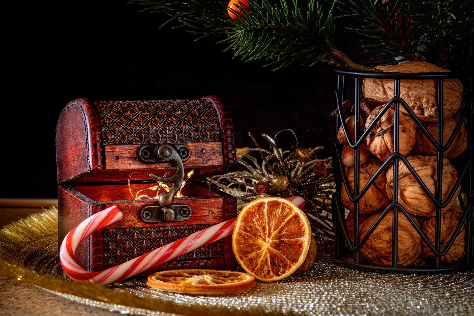 Vintage Koffer mit Süßigkeiten, getrockneten Orangenscheiben, Nüssen und Weihnachtsdekoration