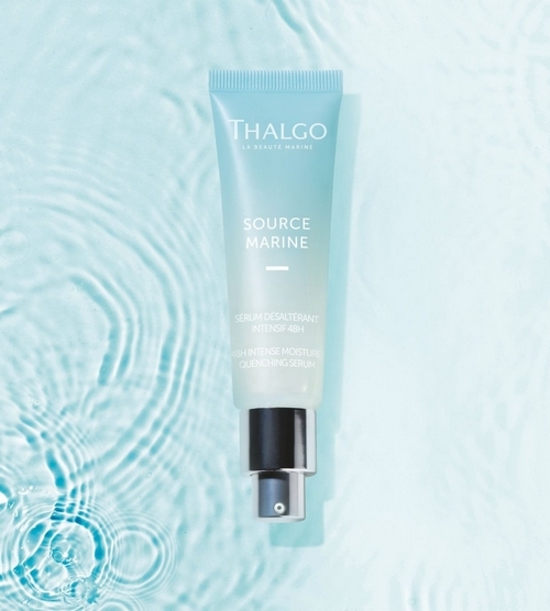 Tube gel-crème Source Marine blanc et bleu ciel avec applicateur à pompe sur fond aquatique