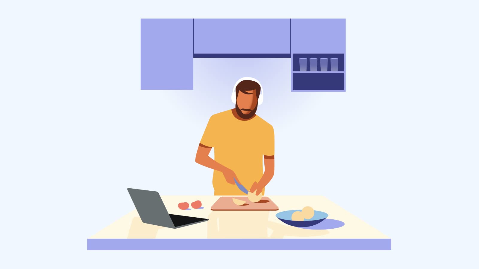 Homme en t-shirt jaune préparant un repas à la cuisine avec ordinateur portable à proximité