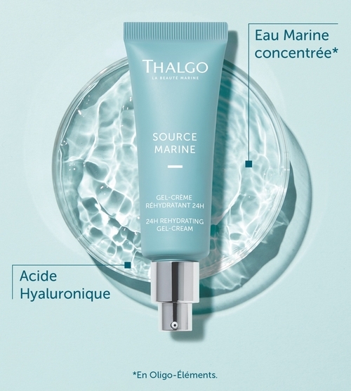 Tube gel-crème réhydratant 24h bleu et blanc positionné au centre d'une onde aquatique circulaire avec annotations