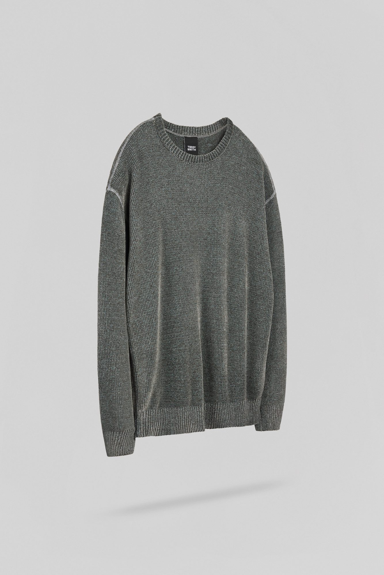 Pull gris clair vue de face avec col rond et coutures apparentes aux épaules